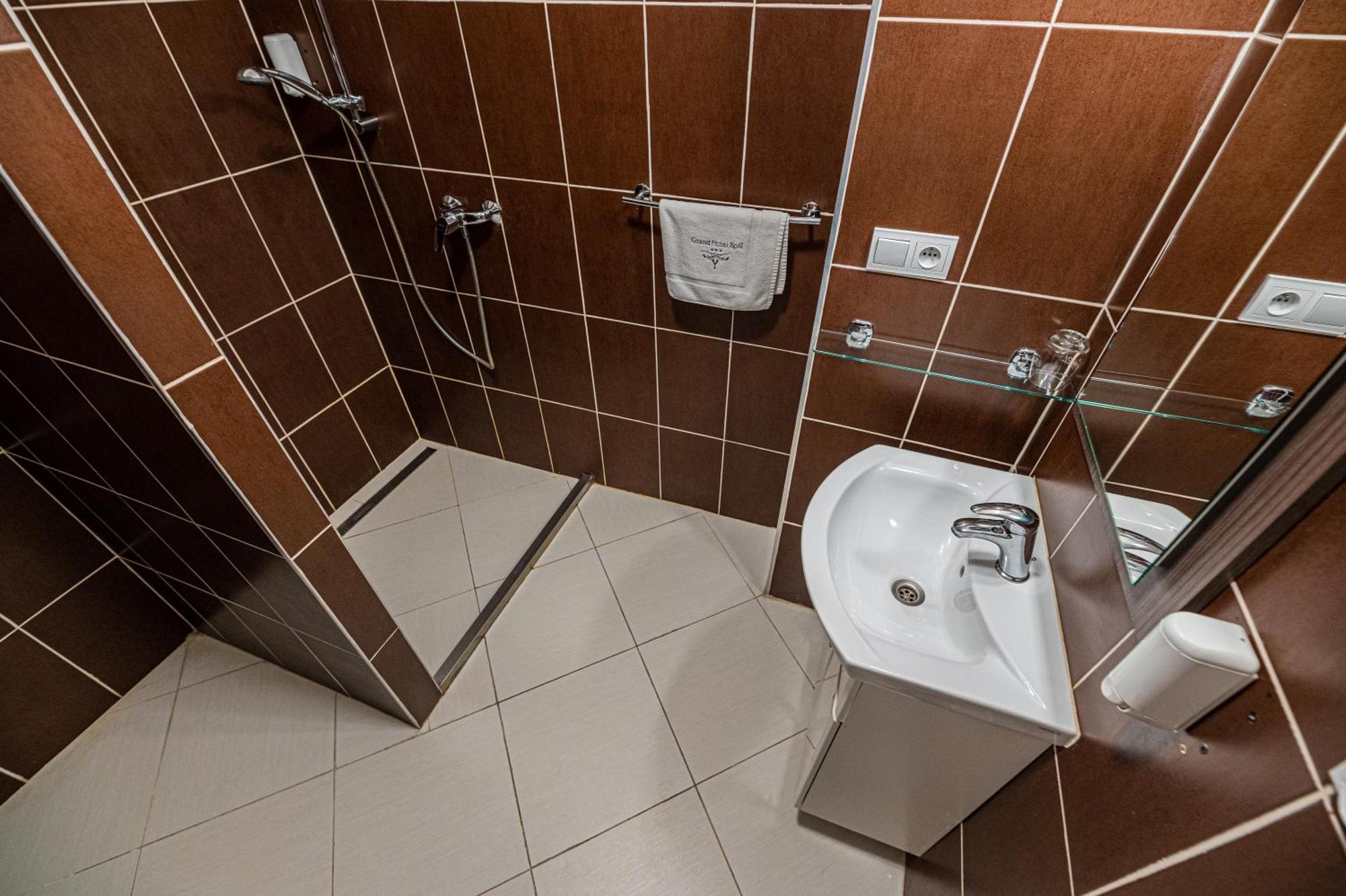 Grand Hotel Rooms Spišské Tomášovce Exteriör bild
